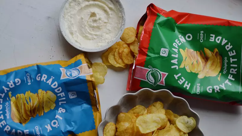 Chips och dippsås gjord på prästost och crème fraiche