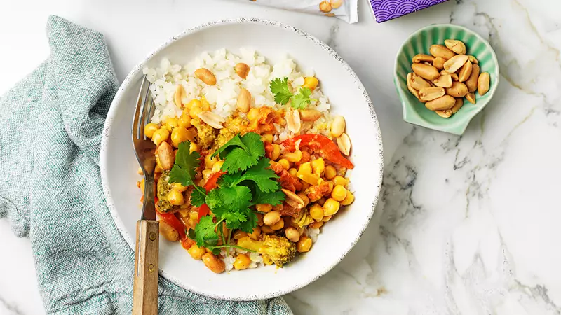 Vegetarisk currygryta med kikärter, kokosmjölk, koriander, chili och ris